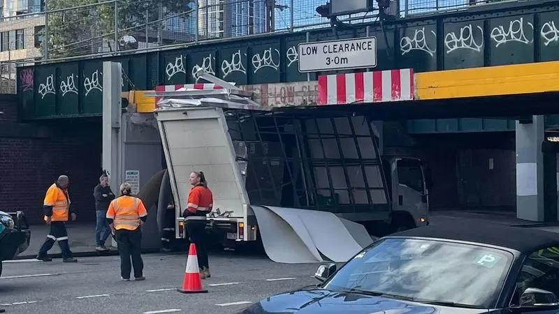 Stripped and Stunned: A Truck’s Modesty Lost at 40 km/h